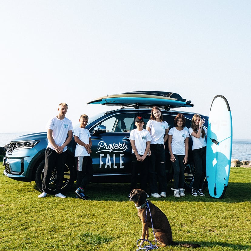 Deska do surfingu z logo Projekt Fale